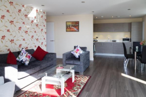 Exquisite Penthouse, 2 mins from Cambridge Station, secured, gated on-site parking, lift access, self check-in, SUPER Fast WIFI, balcony & Sleeps 6